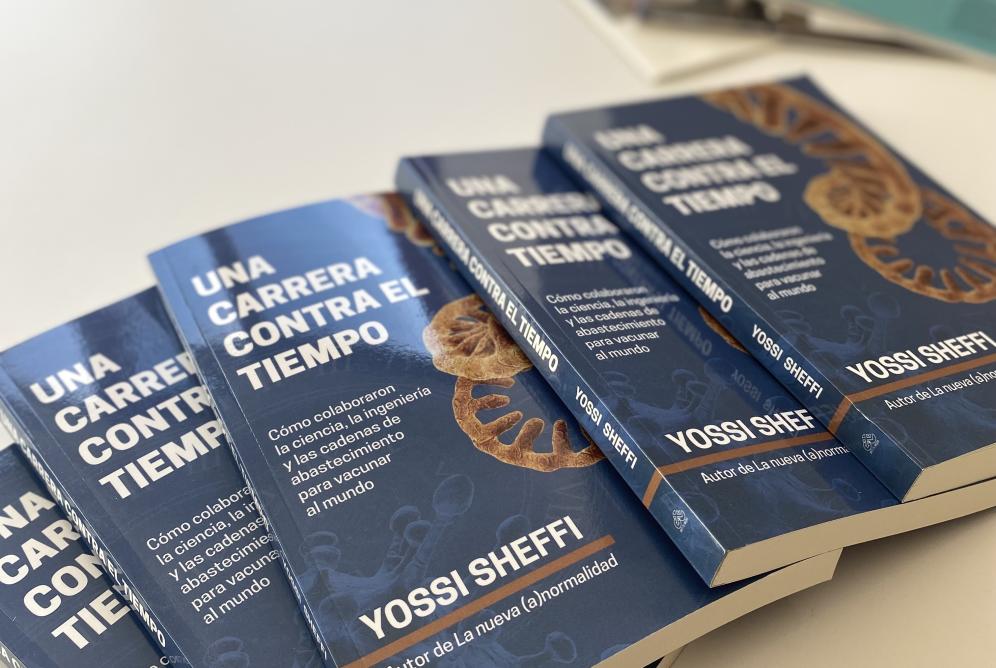 Five copies of Una Carrera Contra El Tiempo fanned out on a table